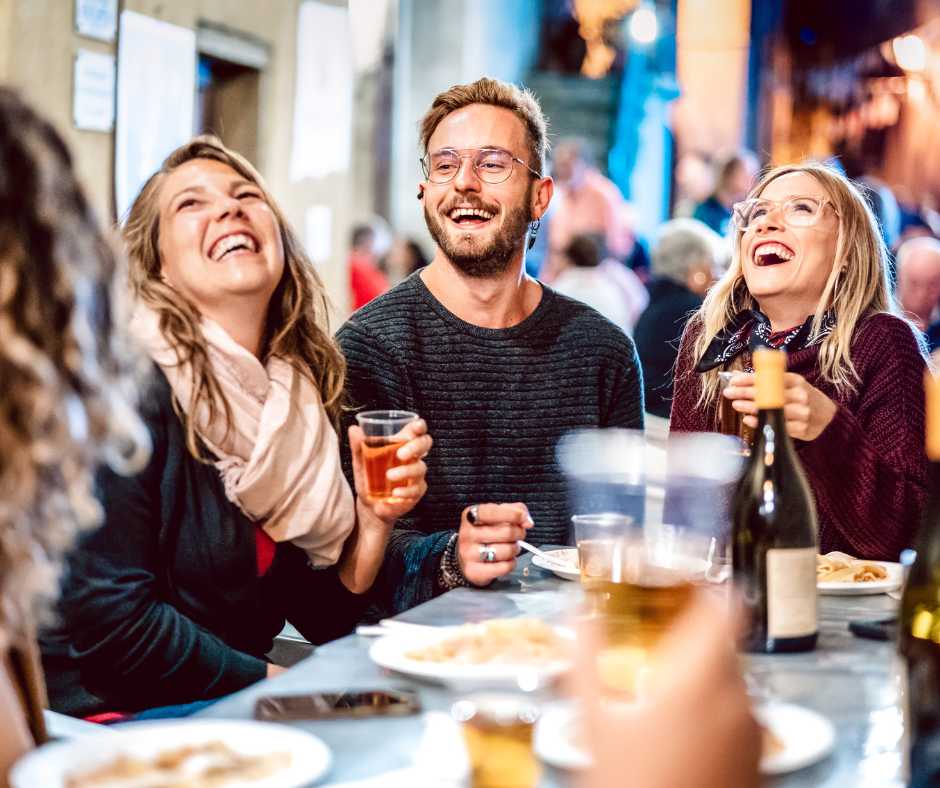 Descubra las opciones gastronómicas locales Recomiende varias opciones gastronómicas para adaptarse a diferentes gustos y presupuestos. Desde establecimientos de alta cocina hasta restaurantes informales, incluyen múltiples opciones que muestran la cocina y el ambiente locales. Asegúrese de incluir detalles de contacto, direcciones y cualquier alojamiento dietético que puedan ofrecer.