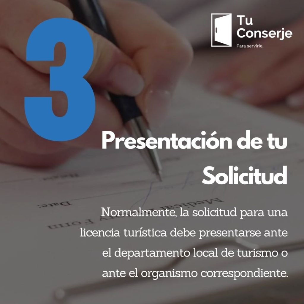 Normalmente, la solicitud para una licencia turística debe presentarse ante el departamento local de turismo o ante el organismo correspondiente. Es posible que debas incluir diversos documentos en tu solicitud, tales como: Formularios de solicitud correctamente llenados. Un comprobante de propiedad, como una escritura o contrato de arrendamiento. Pruebas de que has cumplido con todas las normas de seguridad y calidad, como certificados de seguridad o informes de inspección. Los planos de tu propiedad, incluyendo todas las habitaciones y salidas de emergencia. Cualquier otro documento que las regulaciones locales puedan exigir. Es aconsejable revisar detenidamente toda la documentación antes de presentarla para asegurarte de que está completa. Así evitarás retrasos innecesarios o posibles rechazos.