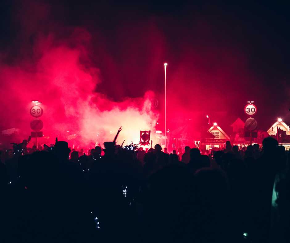 Resalte los eventos y festivales locales Proporcione a sus invitados una lista de eventos y festivales locales durante su estadía. Esto puede incluir eventos culturales, mercados de agricultores, exhibiciones de arte y presentaciones en vivo. Mantenga la guía actualizada con los últimos eventos para garantizar que sus invitados siempre tengan acceso a la información actual.