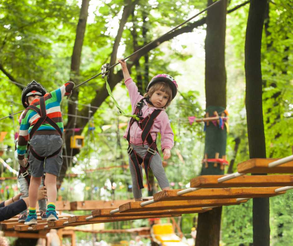 Mostrar actividades y aventuras al aire libre Haga una lista de las actividades y aventuras al aire libre cercanas que se adaptan a diversos intereses y niveles de condición física, como rutas de senderismo, alquiler de bicicletas, deportes acuáticos o esquí. Proporcione información detallada sobre la ubicación, los servicios de alquiler y los permisos o tarifas necesarios.